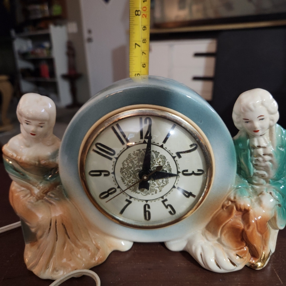 VINTAGE LANSHIRE FIGURAL MAN and WOMAN ELECTRIC MANTEL CLOCK Rococ style - Picture 2 of 9